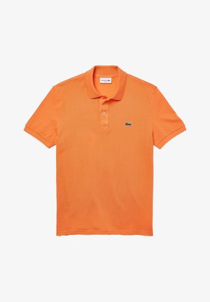 Polo orange à manches courtes avec col, patte à deux boutons et petit logo crocodile vert Lacoste sur la poitrine gauche.