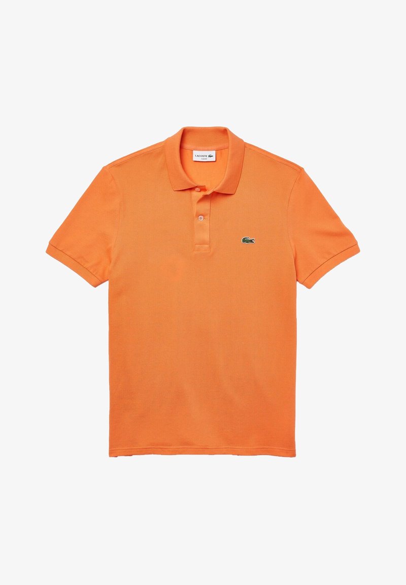 Polo orange à manches courtes avec col, patte à deux boutons et petit logo crocodile vert Lacoste sur la poitrine gauche.