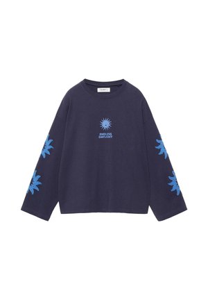 Chemise bleu marine à manches longues avec des motifs de soleil bleu clair sur les manches et la poitrine, avec le texte « ENDLESS DAYLIGHT » sous le soleil central.