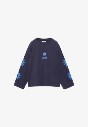 Marineblaues Langarmshirt mit hellblauen Sonnendesigns auf Ärmeln und Brust, mit dem Schriftzug „ENDLESS DAYLIGHT“ unter der zentralen Sonne.