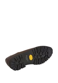 Hnědá kožená bota s robustní černou gumovou podrážkou s výraznými dezény, žlutým akcentem a značkou "HACKETT LONDON".