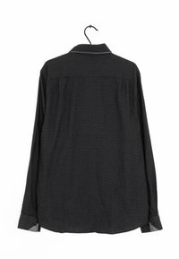 Schwarzes Langarmshirt mit strukturiertem Muster, ausgestattet mit einem Standardkragen und kontrastierenden grauen Akzenten an den Manschetten.