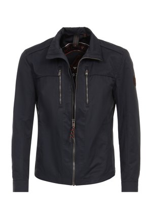 Marineblaue Jacke aus glattem Material; ausgestattet mit einem Stehkragen, zwei Brusttaschen mit Reißverschluss und kontrastierenden Reißverschlussdetails.