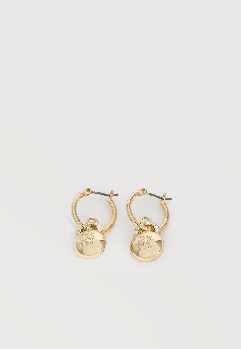 Χρυσά κρίκοι σκουλαρίκια με στρογγυλά γούρια λογοτύπου DKNY και μικρά ενσωματωμένα κρύσταλλα σε λευκό φόντο.