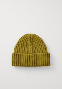 Strikket beanie i olivengrøn med ribbet tekstur og foldet kant. Har en sømløs top og blødt stof for komfort.