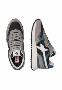 Sneakers con una toma in suede grigio e mesh, con dettagli neri e teal. Logo bianco e suola in gomma con pattern antiscivolo.