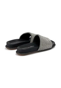 Czarne klapki na płaskiej podeszwie z wierzchem ozdobionym cyrkoniami, z dwiema szerokimi paskami i teksturowaną wkładką dla komfortu.