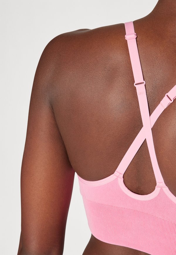 VANISH SEAMLESS WASHED LOW - Light support sports bra3