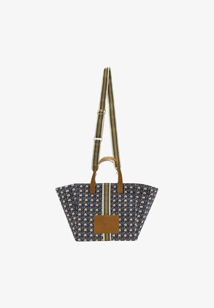 Sac cabas bleu à motifs avec des poignées en cuir marron, une bandoulière rayée réglable, et un patch en cuir marron à l'avant.