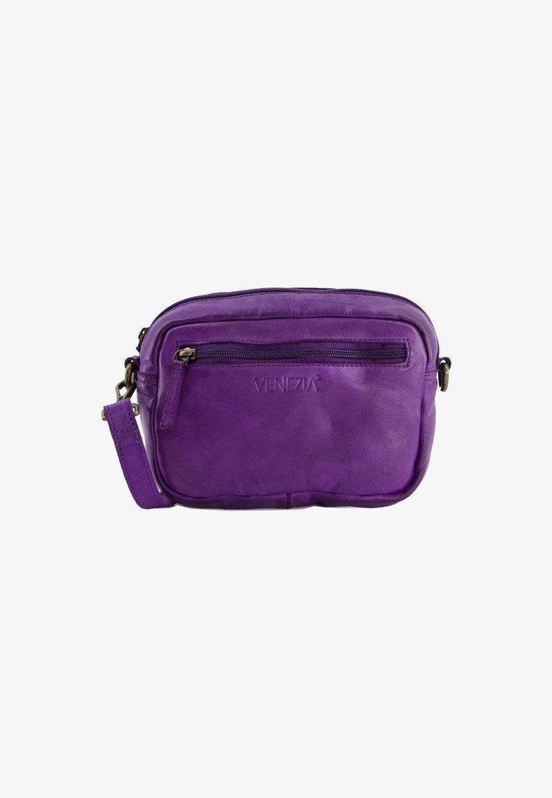Klein rechthoekig paarse leren crossbody tas met een voorvak met rits en een verstelbare schouderband.