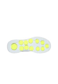 Suola di scarpa sportiva con superficie in gomma bianca caratterizzata da cuscinetti di trazione circolari di un brillante giallo e motivi testurizzati per una maggiore aderenza.
