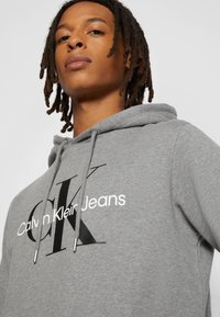 Calvin Klein Jeans CORE MONOGRAM HOODIE - Sportinis megztinis - grey