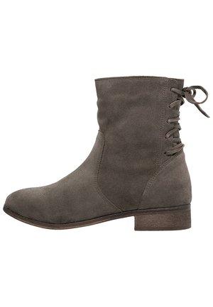 Brauner Wildleder-Stiefelette mit niedrigem gestapeltem Absatz und Schnürdetail hinten.