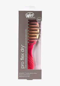 De Wet Brush Pro Flex Dry in het rood heeft een flexibele, open ventilatieontwerp, HeatFlex-borstels voor snelle droging en een gebogen handvat voor comfort.