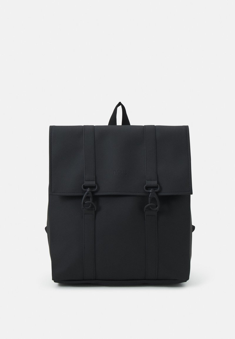 Sac à dos noir avec une finition mate. Dispose de deux sangles avant avec des fermoirs en métal, d'une poignée supérieure et d'une fermeture à rabat. Shape rectangulaire compact.