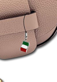 Bruine leren tas met een gestructureerd oppervlak en een klein hanger met de kleuren van de Italiaanse vlag: groene, witte en rode strepen.