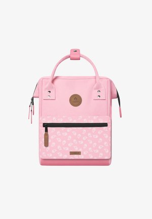 Pinkfarbener rechteckiger Rucksack mit Paisley-Muster auf der Vorderseite, zwei oberen Tragegriffen und schwarzen Reißverschlusslaschen, gebrandet mit Cabaia-Logos.
