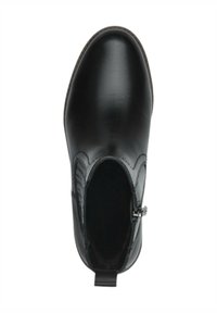 Bota de tobillo de cuero negro con textura suave, punta redondeada, cierre de cremallera lateral y lengüeta en la parte posterior para facilitar su uso.
