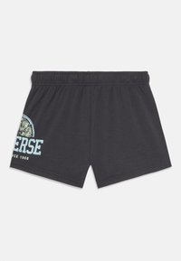 Graue Baumwollshorts mit einem elastischen Bund. Sie verfügen über ein hellblaues Grafikdesign mit der Aufschrift "UNIVERSE" und dem Text "SINCE 1908" in gelbgrün.