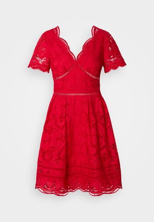 Rotes Spitzenkleid mit kurzen, gewellten Ärmeln, V-Ausschnitt, tailliertem Schnitt und einem ausgestellten Rock mit einem aufwendigen Blumenmuster. Gewellte Saumkante.
