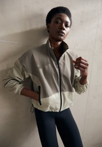 Under Armour UNSTOPPABLE JACKET - Sportovní bunda - taupe dusk/black