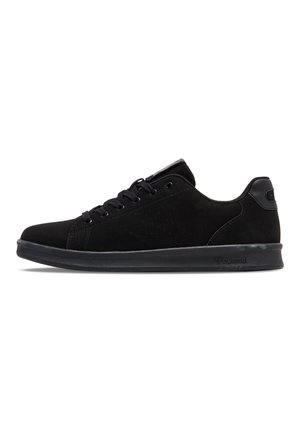 Schwarze Wildledersneaker mit einem Low-Top-Design, runder Zehenpartie, flacher schwarzer Gummisohle, sechslöchrigem Schnürverschluss und dezentem Markenlogo an der Ferse.