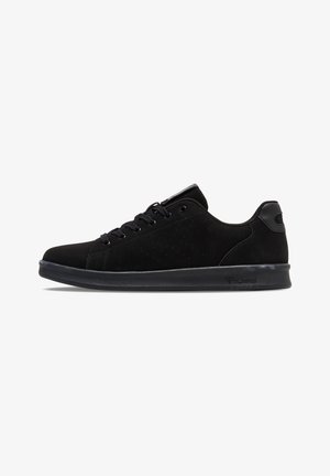 Schwarze Wildledersneaker mit einem Low-Top-Design, runder Zehenpartie, flacher schwarzer Gummisohle, sechslöchrigem Schnürverschluss und dezentem Markenlogo an der Ferse.