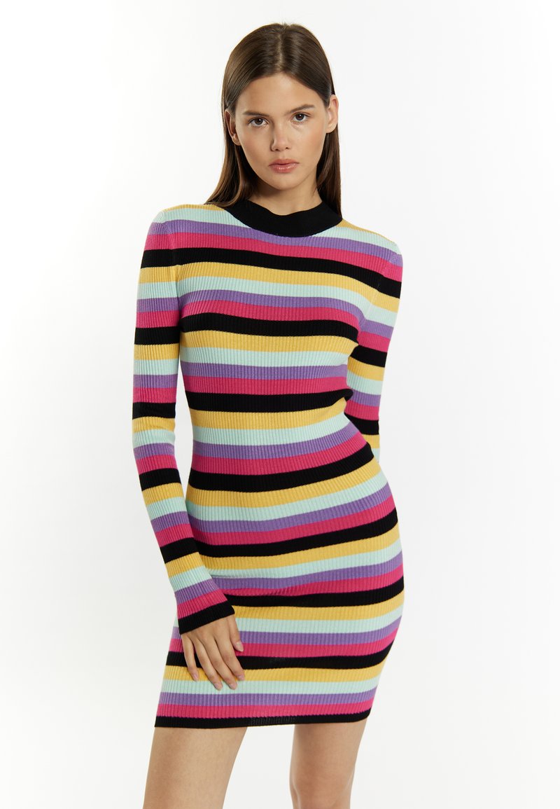 Strickkleid mit vertikalen Streifen in Pink, Lila, Schwarz, Blau und Gelb. Lange Ärmel mit geripptem Muster und hohem Kragen.