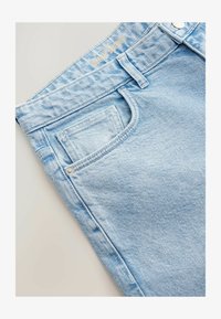Unselected, blue light authentic