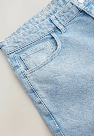 Hellblaue Jeans aus Denim mit subtiler Textur, ausgestattet mit einer vorderen Tasche, Gürtelschlaufen und einem Knopfverschluss. Sichtbare Nähte.