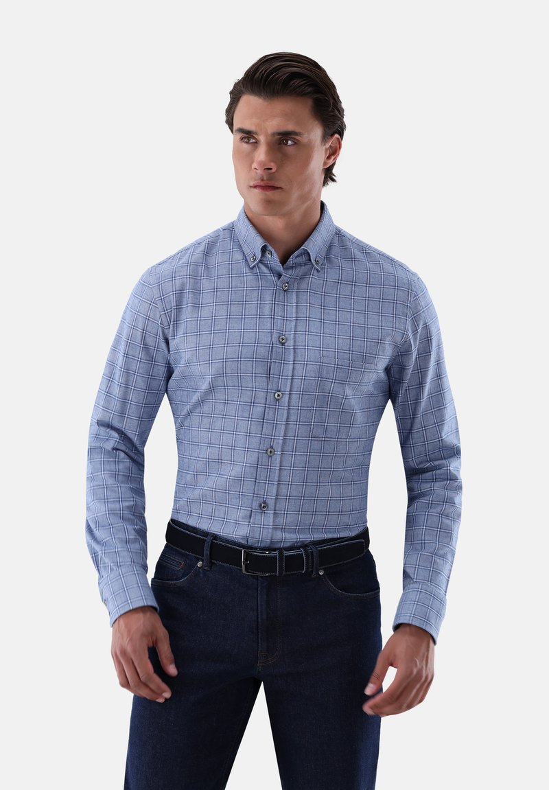 Helles blaues Kurzarmhemd mit Karomuster, mit Kragen und langen Ärmeln, kombiniert mit dunklen Jeans und einem schwarzen Gürtel.