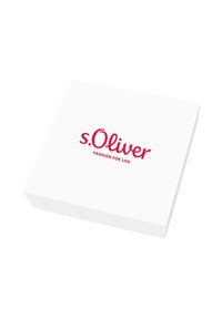 Scatola bianca con superficie liscia, decorata con un logo rosso che recita "s.Oliver" e il motto "FASHION FOR LIFE." Design semplice e rettangolare.