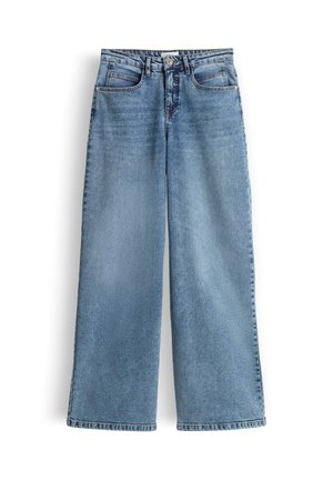 Hoch taillierte, hellblaue Jeans mit weitem Bein, Vordertaschen, Gürtelschlaufen und Knopfverschluss vor weißem Hintergrund.