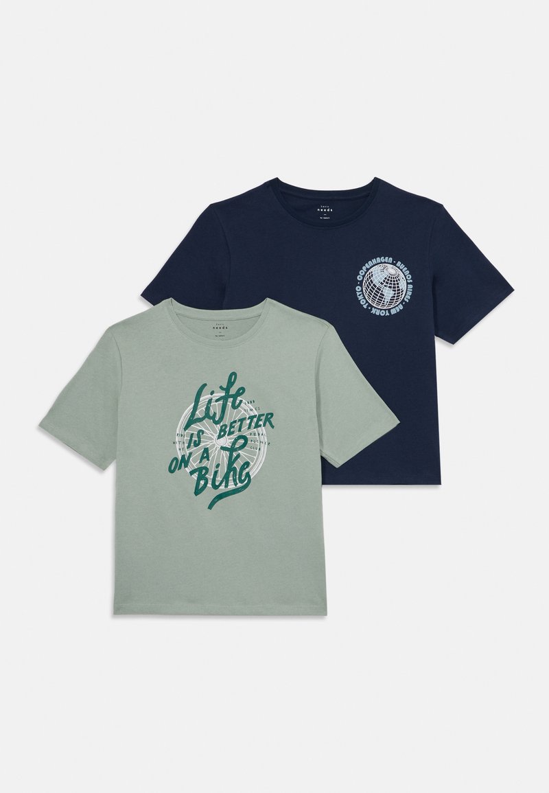 Du gyvenimo trumpomis rankovėmis marškiniai: vieni šviesiai žali su dviratininkų tema, o kiti tamsiai mėlyni su žemėlapio dizainu ant krūtinės. Abu turi apvalius kaklus.