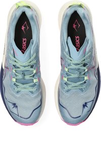 Zapatillas de correr azul claro con parte superior texturizada, acentos morados, cordones en contraste y una suela blanca acolchada. Presenta logotipos de la marca.