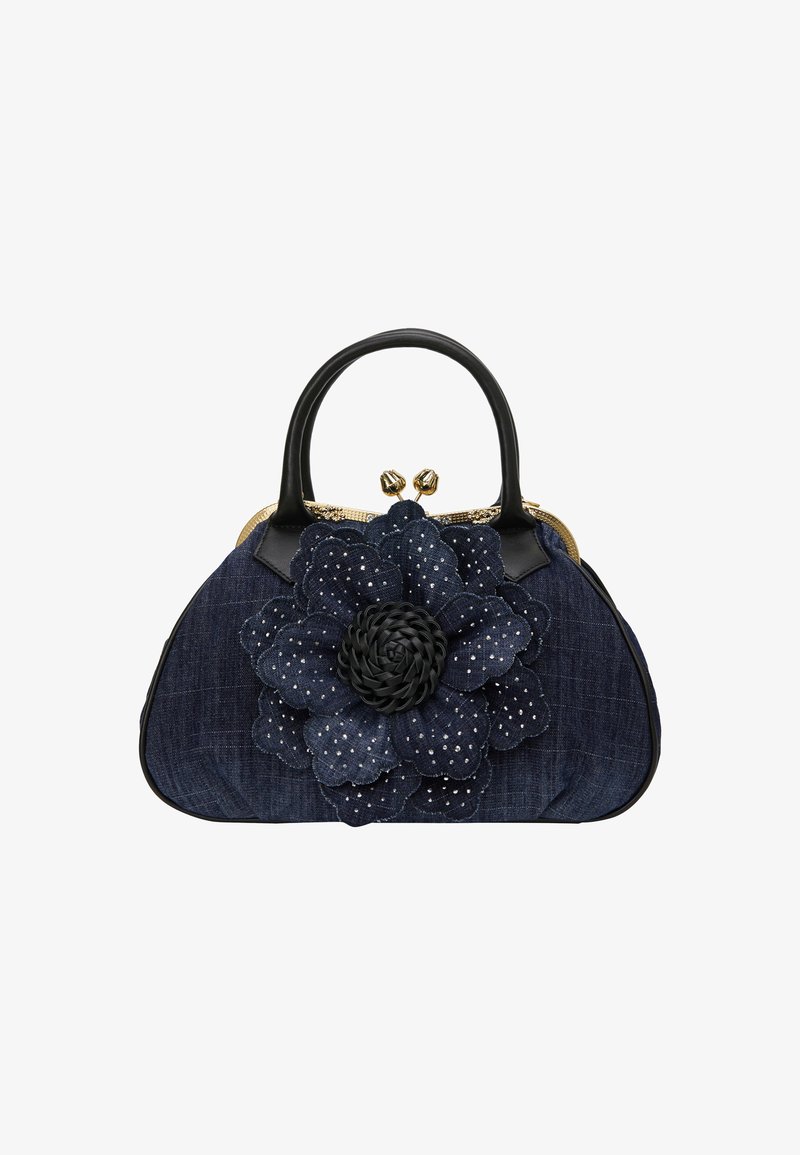 Denim-Handtasche mit einer großen schwarzen Stoffblume und weißen Punkten, goldenen Beschlägen und schwarzen Ledergriffen. Abgerundete, strukturierte Form.