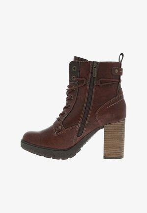 Bottines en cuir marron avec fermeture à lacets et zip, talon contourné, tige texturée et détails de surpiqûres contrastantes.
