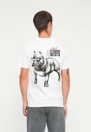 Witte katoenen t-shirt met een grafische print van een hond op de achterkant, verfraaid met gouden kettingdetails en vetgedrukte tekst "Huf 4 the Dawgs."
