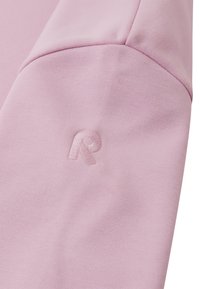 Jasnoróżowy sweter, wykonany z miękkiej mieszanki bawełny, z teksturowanym materiałem oraz haftowanym logo "R" na rękawie.