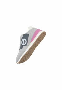 Graue Wildleder- und Mesh-Sneaker mit weißer Sohle und pinken Akzenten. Verfügt über eine Gummisohle mit strukturiertem Muster und einem auffälligen Logodetail.