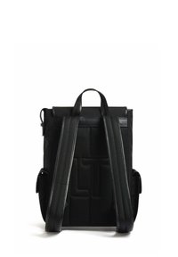 Zaino nero con spallacci imbottiti e un retro testurizzato. Dotato di maniglia superiore e tasche laterali per riporre gli oggetti. Design elegante con hardware minimale.