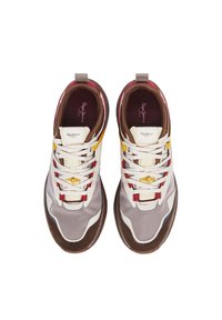 Chaussures de sport multicolores avec tige en mesh et en daim, dotées de lacets blancs, d'accents marron et d'une semelle rembourrée. Étiquettes visibles à l'intérieur.