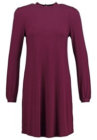Robe à manches longues, mi-longue, de couleur prune, avec un col haut et une fermeture à boutons dans le dos.