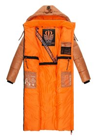 Pufferjack in tan met een oranje voering. Kenmerken zijn onder andere zakken met grafische prints, een trekkoord capuchon en zwarte accenten.
