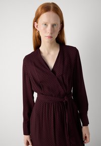Marc O'Polo DRESS WRAP STYLE FEMININE SHAPE - Dnevna haljina - red black
