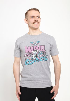 Camiseta de algodón gris con un gráfico colorido de Marvel Comics que presenta personajes, texto en negrita rosa "MARVEL" y texto azul "Comics" debajo.