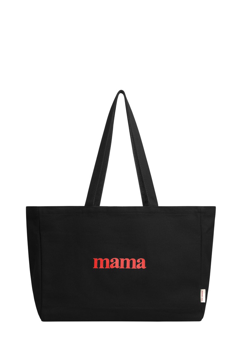 Zwarte canvas schoudertas met twee lange hengsels, met het woord "mama" in vet rood lettertype aan de voorkant. Eenvoudig, rechthoekig ontwerp.