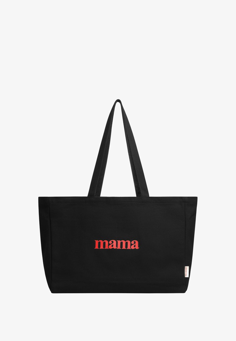 Zwarte canvas schoudertas met twee lange hengsels, met het woord "mama" in vet rood lettertype aan de voorkant. Eenvoudig, rechthoekig ontwerp.