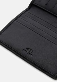 Schwarzes Lederwallet-Innenleben mit mehreren Kartenfächern, geprägt mit dem Logo "RFID SAFE", texturierter Oberfläche und sichtbaren Nähdetails.