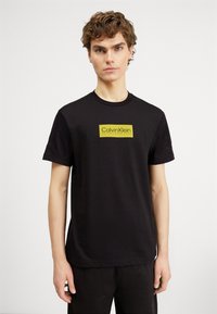 Calvin Klein - RAISED RUBBER LOGO - T-shirt print - black Miniatuurafbeelding 1